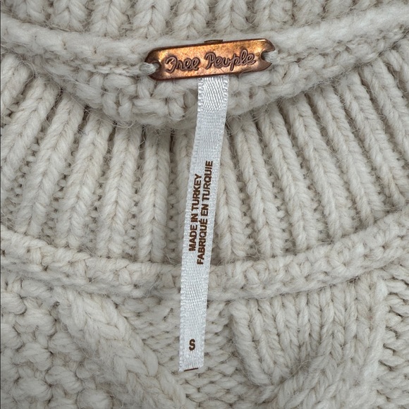 Free People Leslie Cable Knit Oversized Sweater NWOT SIZE S - Picture 9 of 10